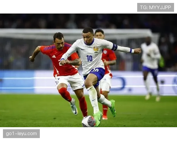 佛罗伦萨力克强敌锁定欧联杯资格争夺关键胜局，状态回暖表现抢眼