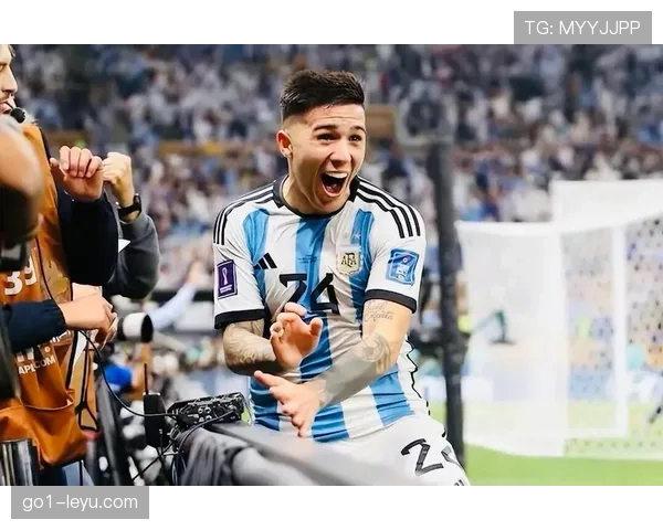 恩佐·费尔南德斯赛场像猛兽，下机拎着名牌购物袋，围观的人都傻了